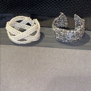 FREE W/$25 PURCHASE 2 beaded bracelets euc one pearl one grey S#1o